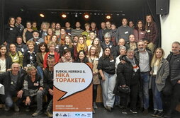 Topaketan parte hartu zuten kideak, familiako argazkian.