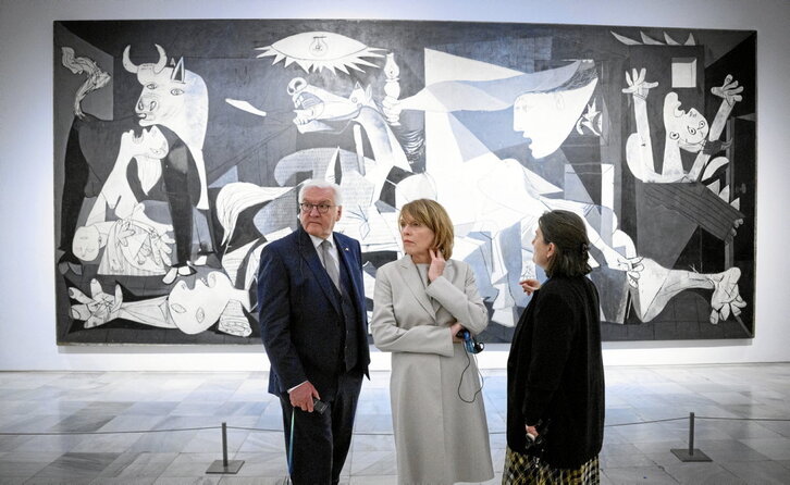 El presidente alemán y su esposa, ante el «Guernica» en el Museo Reina Sofía de Madrid.