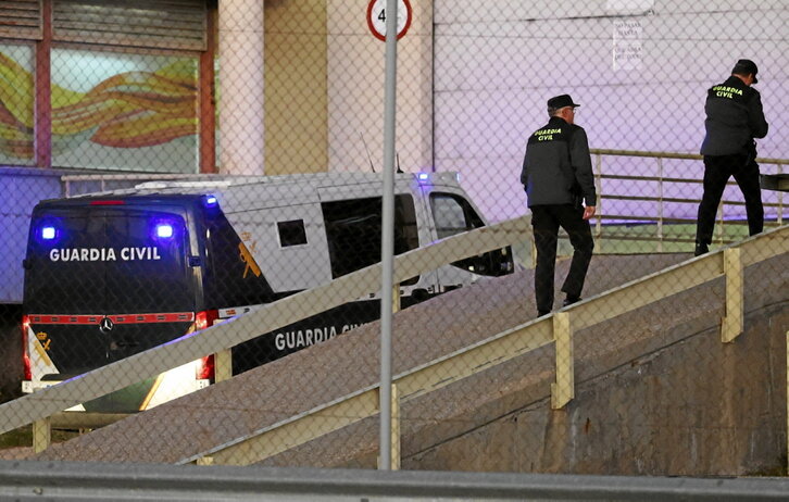 El furgón donde la Guardia Civil traslada a los procesados, entrando en la prisión de Soto del Real.