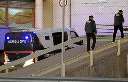 El furgón donde la Guardia Civil traslada a los procesados, entrando en la prisión de Soto del Real.
