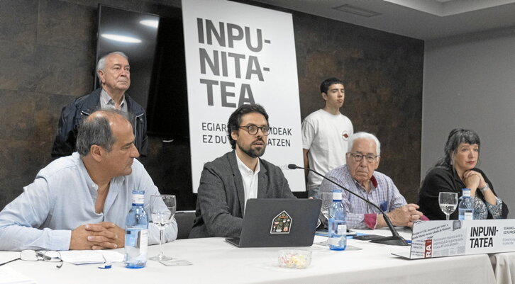 El abogado Olivier Peter, en el centro, junto a representantes de GEBehatokia y familiares de Raúl Fuentes.