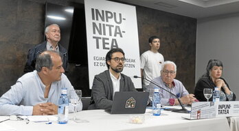 El abogado Olivier Peter, en el centro, junto a representantes de GEBehatokia y familiares de Raúl Fuentes.