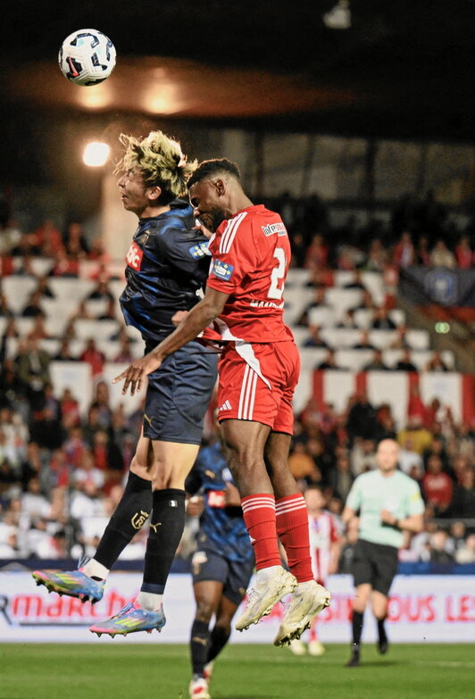 Sendos jugadores de Reims y Cannes pugnan por el balón en las semifinales de la Copa francesa de la temporada pasada.