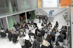 Nafarroako eta Lakuako Industria sailetako arduradun Mikel Iruko eta Mikel Jauregi euskaraz solasean aritu ziren Noainen.