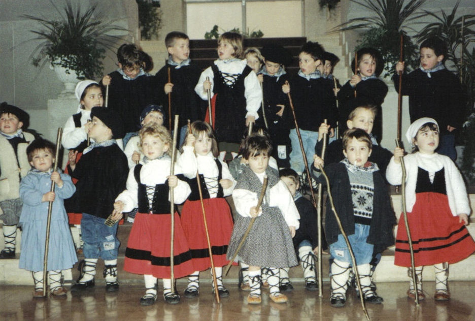 Ikastolako haurrak baserritarrez jantziak. Ikastolako haurrak baserritarrez jantziak.