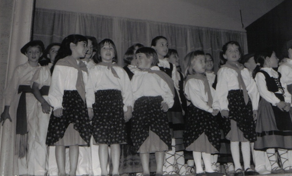 Ikastolako haurrak baserritarrez jantziak, 1995ean. Ikastolako haurrak baserritarrez jantziak, 1995ean.