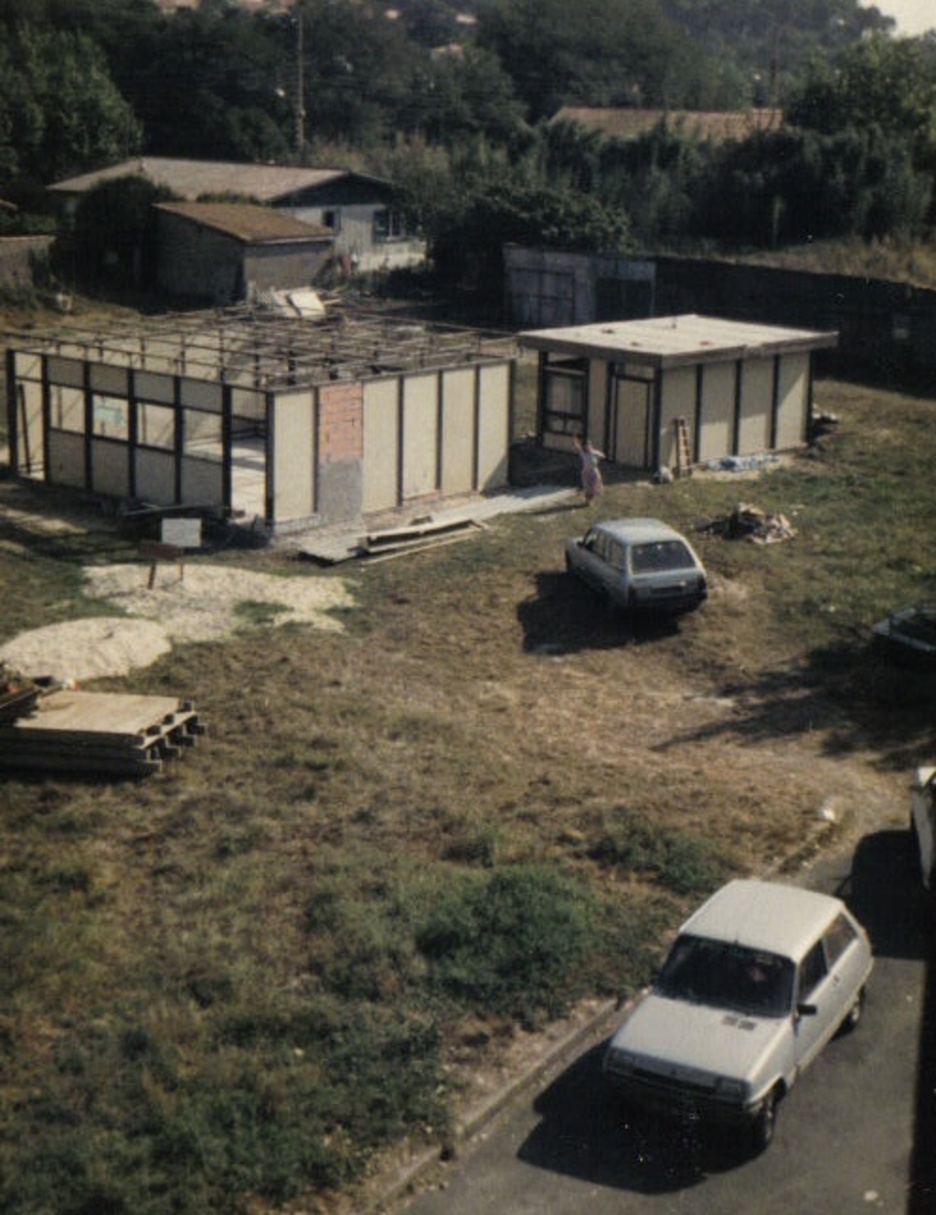 Biarritzeko Herriko Etxeak 1985ean emandako lursailean prefabrikatuak eraiki zituen ikastolak. Biarritzeko Herriko Etxeak 1985ean emandako lursailean prefabrikatuak eraiki zituen ikastolak.