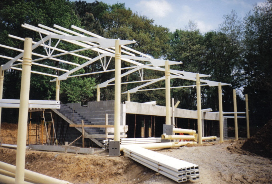 Ikastolaren eraikuntza lanak 1992an. 1993ko ikasturte hastapenean sartu ziren haurrak eskola horretara. Ikastolaren eraikuntza lanak 1992an. 1993ko ikasturte hastapenean sartu ziren haurrak eskola horretara.