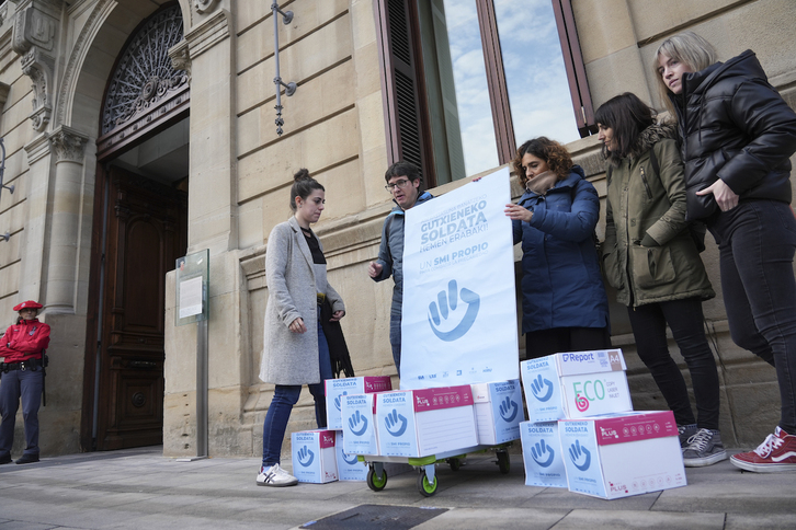 Representantes de los sindicatos ELA, LAB, ESK, Steilas, Etxalde e Hiru con las firmas en apoyo a un SMI propio ante el Parlamento navarro.