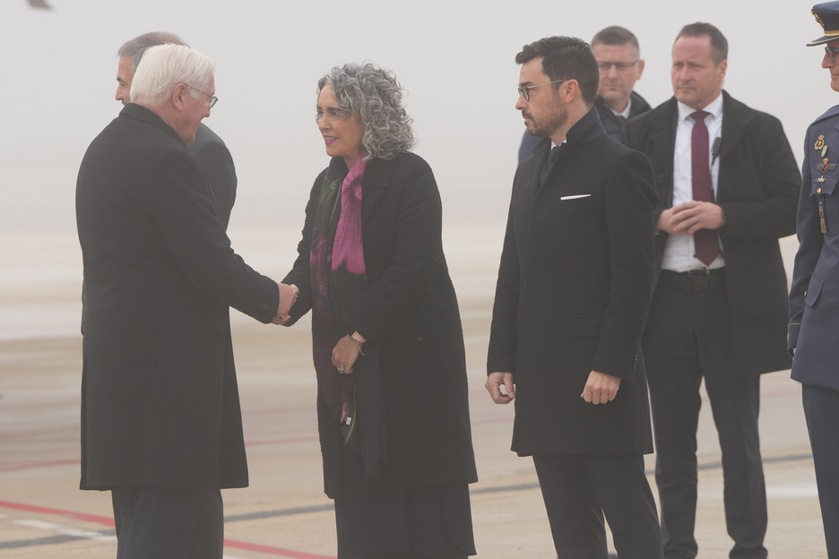 Steinmeier berandu heldu da Forondara, behelainoak lurra hartea oztopatu duelako. Irudian, Bengoetxea lehendakariordea agurtzen. Steinmeier berandu heldu da Forondara, behelainoak lurra hartea oztopatu duelako. Irudian, Bengoetxea lehendakariordea agurtzen.