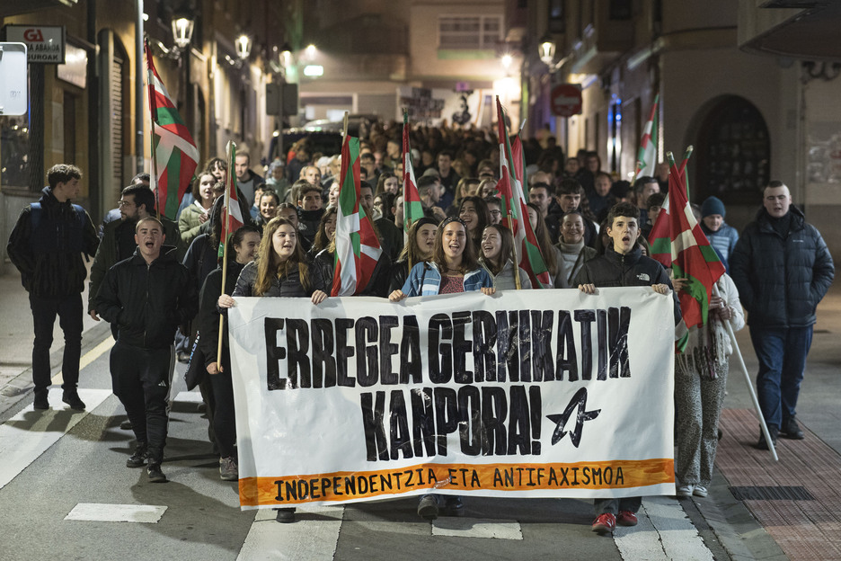 Ernairen manifestazioa ostegun gauean Gernikan. Ernairen manifestazioa ostegun gauean Gernikan.