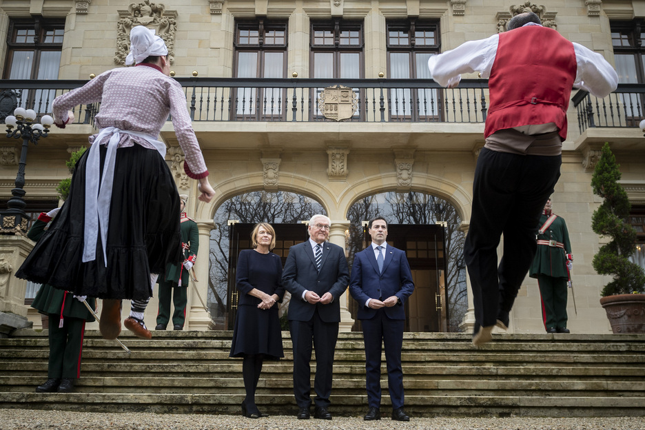 Ohorezko aurreskua Ajuria Enean. Ohorezko aurreskua Ajuria Enean.