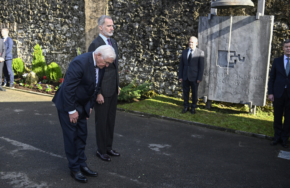 Alemaniarra burumakur eta espainiarra tente Gernikan. Alemaniarra burumakur eta espainiarra tente Gernikan.