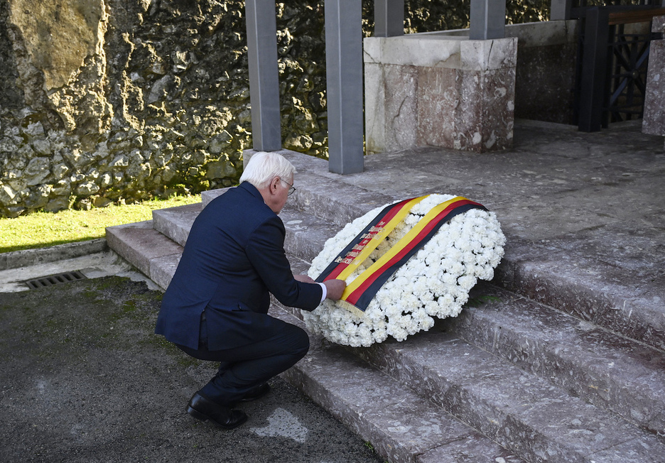 Lore eskaintza egin du Steinmeierrek, hilerriko sarreran. Lore eskaintza egin du Steinmeierrek, hilerriko sarreran.