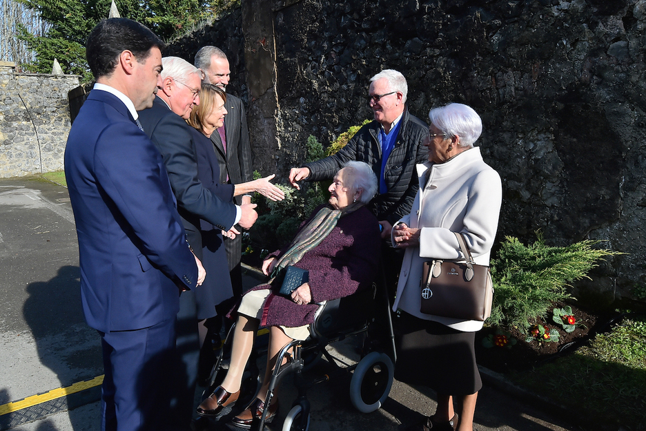 Bonbardaketaren zenbait biktima agurtu ditu Alemaniako mandatariak. Bonbardaketaren zenbait biktima agurtu ditu Alemaniako mandatariak.