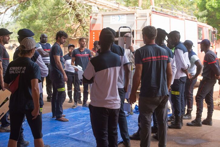 Ekinbideko kideak Guinea-Bissauko suhiltzaileei formakuntzak eskeintzen egun hauetan zehar
