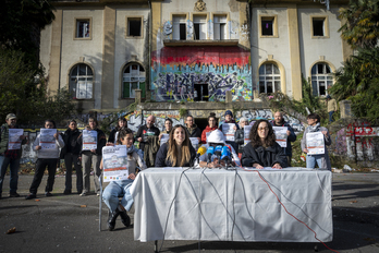 Kaleratzeak salatzeko Martuteneko eskolan egin duten agerraldia.