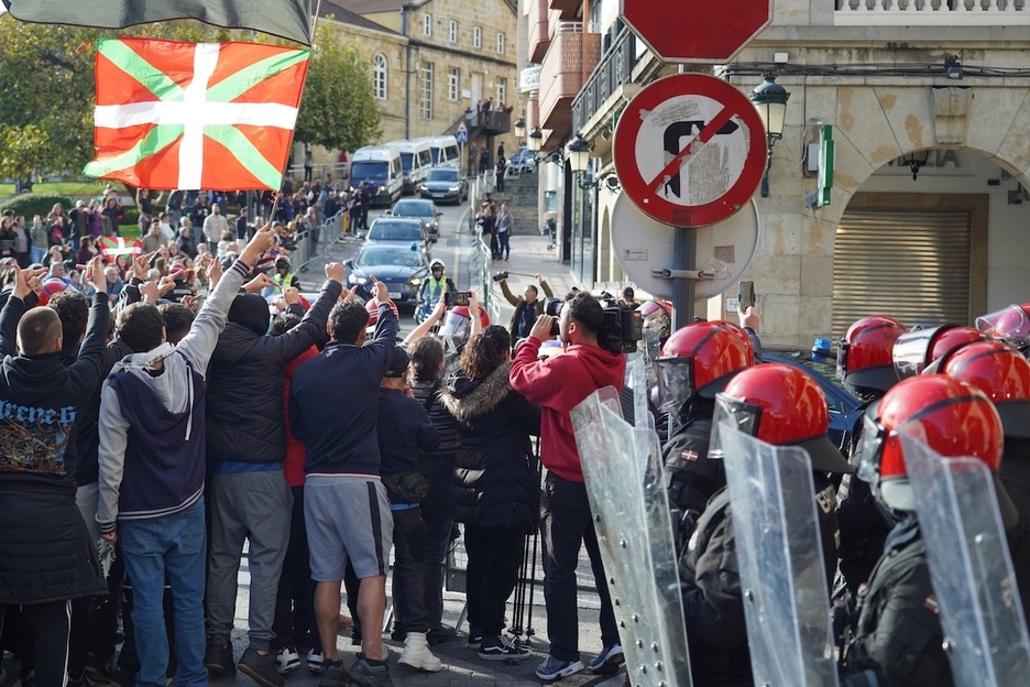 Herritarrek protesta entzunarazi dute auto ofizialak pasatzeko unean. Herritarrek protesta entzunarazi dute auto ofizialak pasatzeko unean.