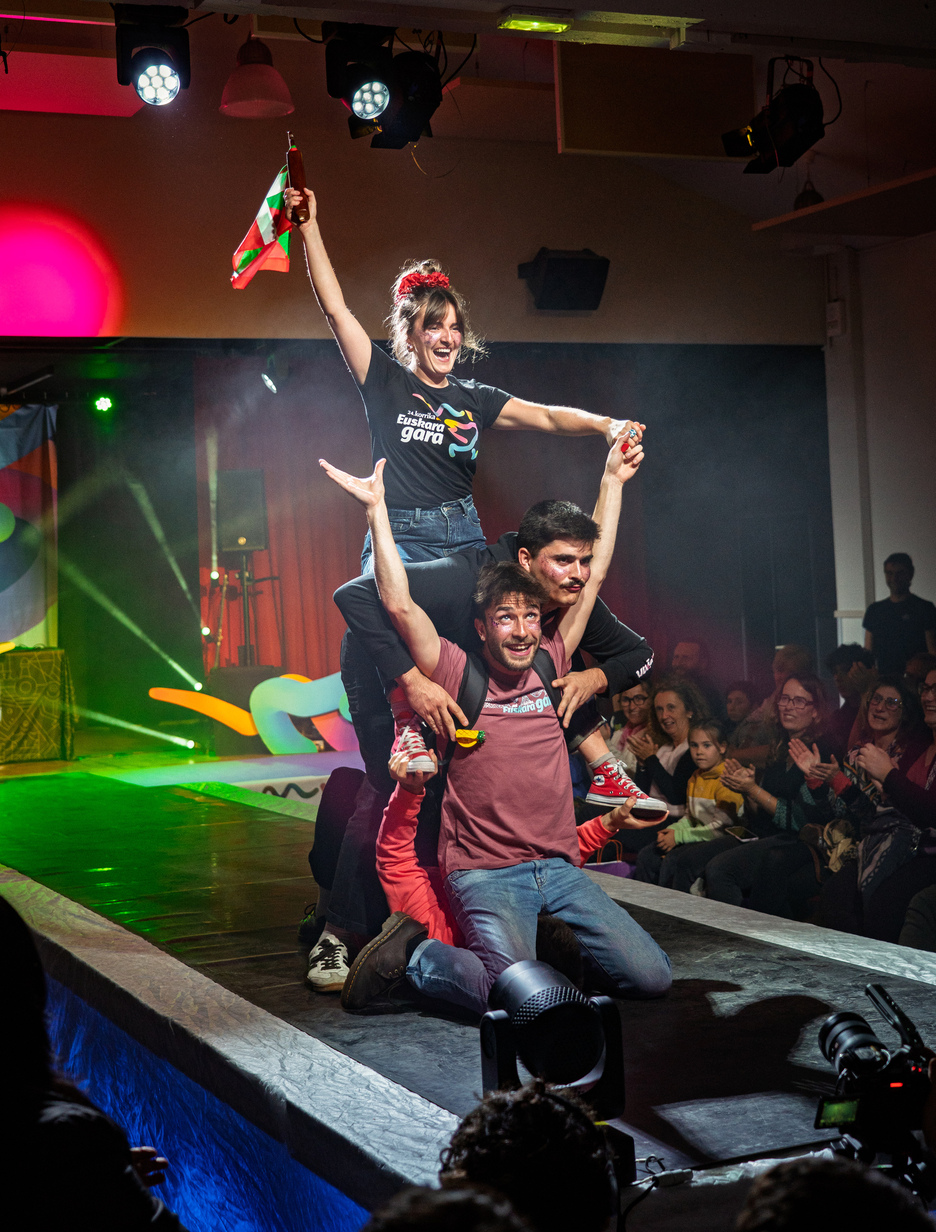 80 bat modelok parte hartu zuten desfilean.