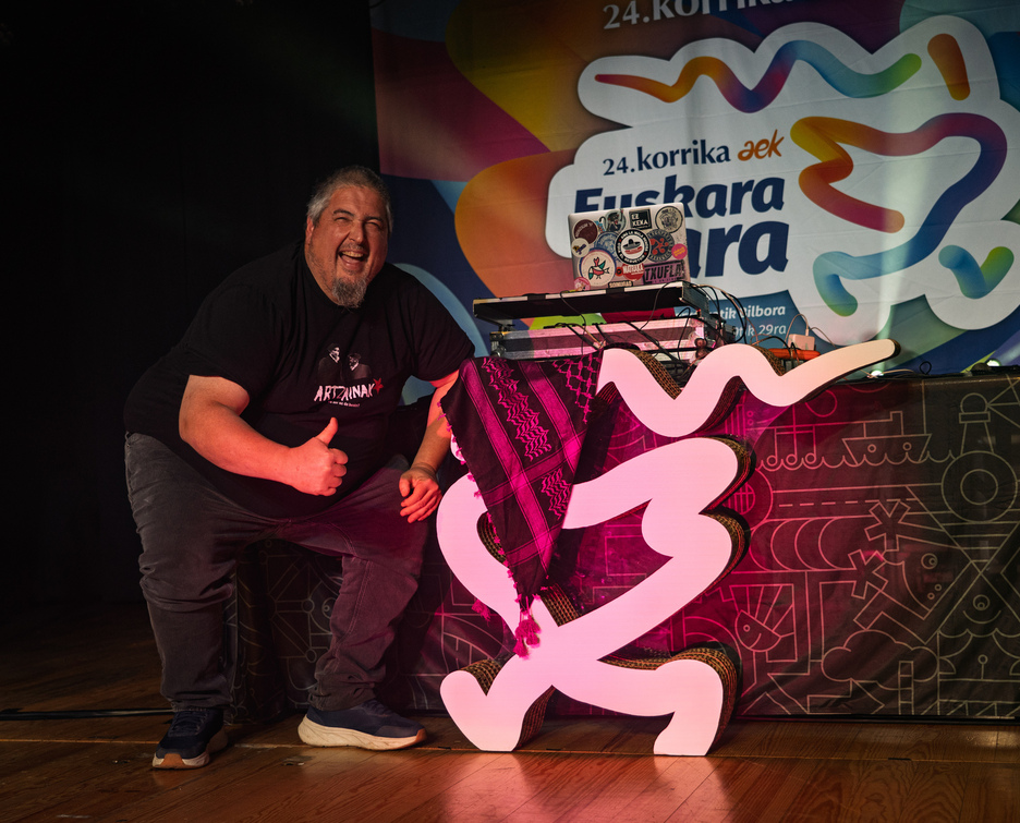 DJ Bull aritu zen disko jartzaile lanetan.