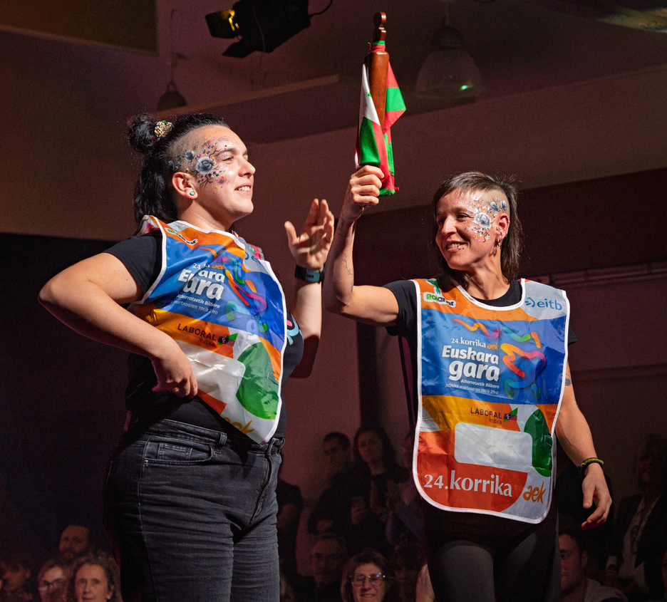 Desfilean parte hartu zuten Ane Elordik, Korrikaren koordinatzaileak, eta Aize Otañok, AEKren nazio kontseiluko kideak.
