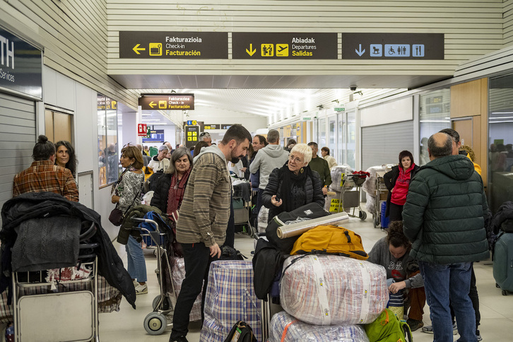 Bolsas llenas y ajetreo en la terminal de Foronda.