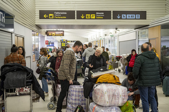 Bolsas llenas y agetreo en la terminal de Foronda.