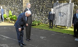 El presidente alemán se inclina ante el mausoléo a las víctimas de Gernika junto a un impasible rey español.