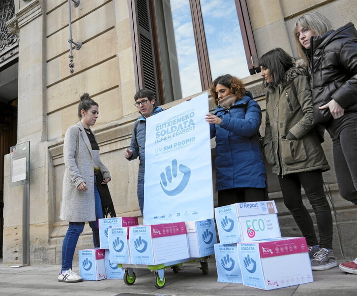 Representes de los sindicatos con las firmas ante el Parlamento navarro.