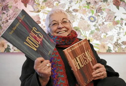 Toti Martínez de Lezea presentó su nuevo libro «Voces» en Donostia.