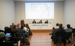 Daniele Conversi, Jon Azkune eta Adriano Cirulli, ostegunean izandako hizketaldian.