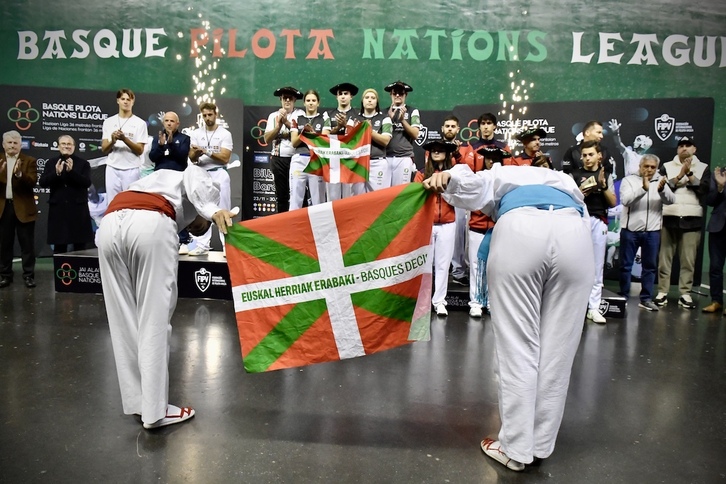 Ohorezko dantza txapeldunei, podiumean Aritz Erkiaga dagoela.