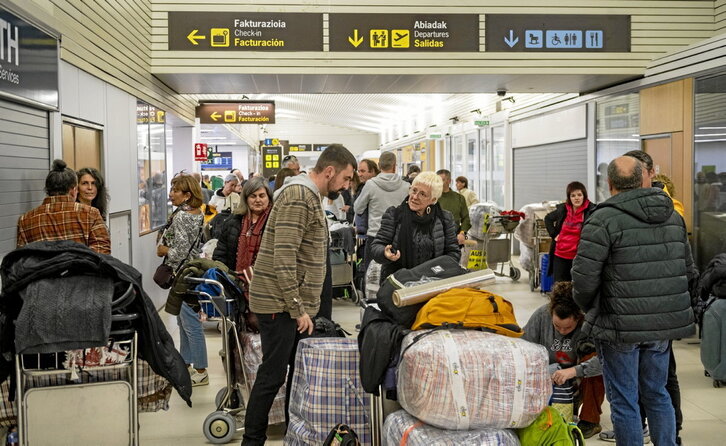 Bolsas llenas y ajetreo en la terminal de Foronda.