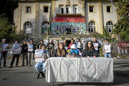 Kaleratzeak salatzeko Martuteneko institutu zaharrean egindako agerraldia.