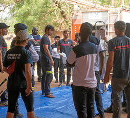 Ekinbideko kideak, Ginea Bissauko suhiltzaileei formakuntza ematen.