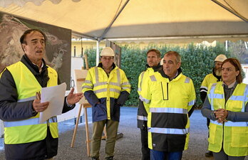 Jesús Polo, presidente de la mesa de contratación, junto al consejero Chivite y la delegada del Gobierno, en la boca el túnel.