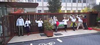 Beasaingo CAFeko lantegian kateatu dira ekintzaile batzuk.