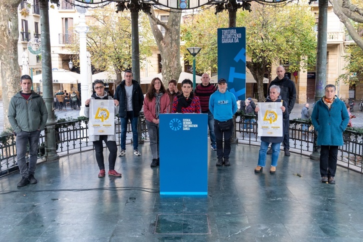Comparecencia de Euskal Herriko Torturatuen Sarea en el Boulevard de Donostia, donde concluirá la gira del autobús en recuerdo de Mikel Zabalza dentro de quince días.