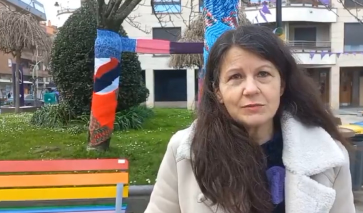 Gloria Vázquez, concejala de Igualdad de Zarautz, ha dado lectura a la carta de la madre de Yoanna Acedo Unanue.