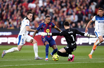 Sivera intenta frenar a Raphinha, doble asistente del Barça ante el Alavés.