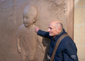 Antonio López, ante uno de sus relieves.