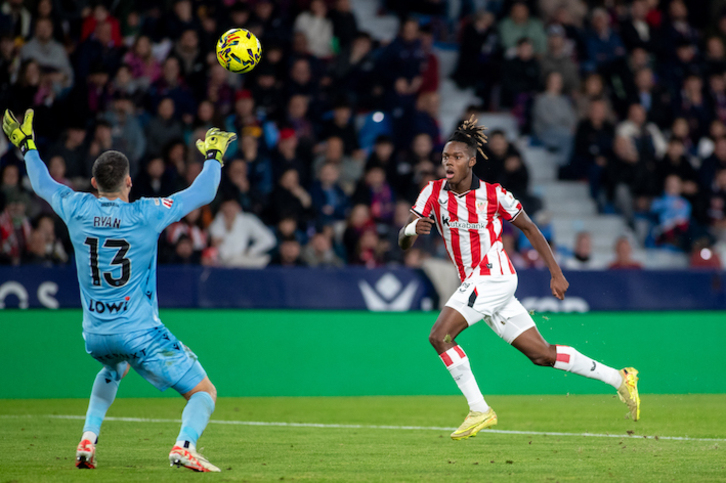 Williams pica el balón ante Ryan para marcar el 0-2.