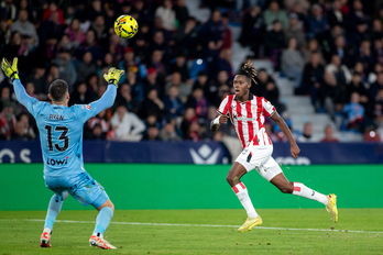 Nico Williams pica el balón ante Matt Ryan para marcar en el partido de Liga entre Athletic y Levante en el Ciutat de Valencia.