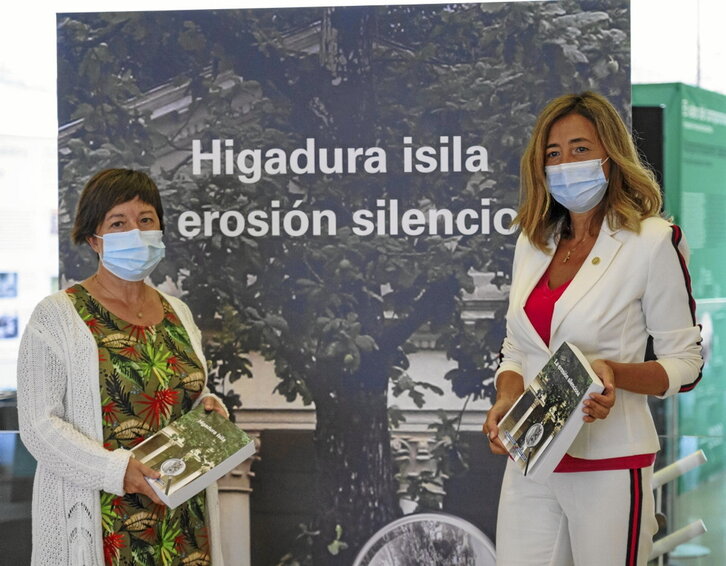 Olatz Garamendi y la directora Begoña Pérez de Eulate en la presentación de libro.