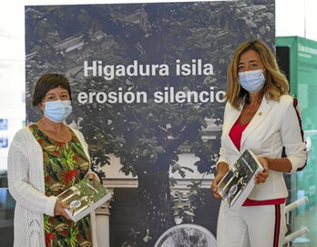 Olatz Garamendi y la directora Begoña Pérez de Eulate en la presentación de libro.