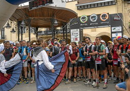 Ehunmiliak lasterketa hasi aurretik, korrikalariak Beasaingo irteeran prest.