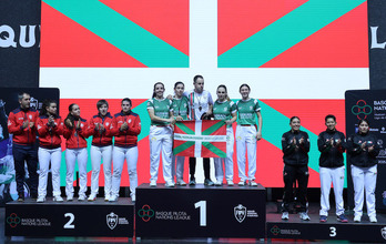 El podium de mano parejas femenino, última final que decantó la victoria vasca.