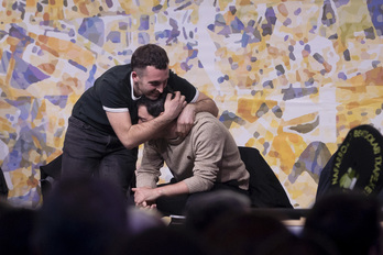 Joanes eta Xabat Illarregi pozik, buruz burukoa jokatuko zutela jakin dutenean.