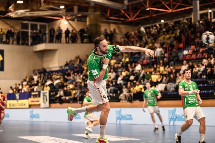 Iñaki Cavero lanza a portería con la camiseta especial del Bidasoa de 'Lurraldea Gara'.