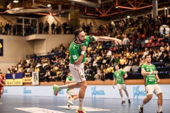 Iñaki Cavero lanza a portería con la camiseta especial del Bidasoa de 'Lurraldea Gara'.